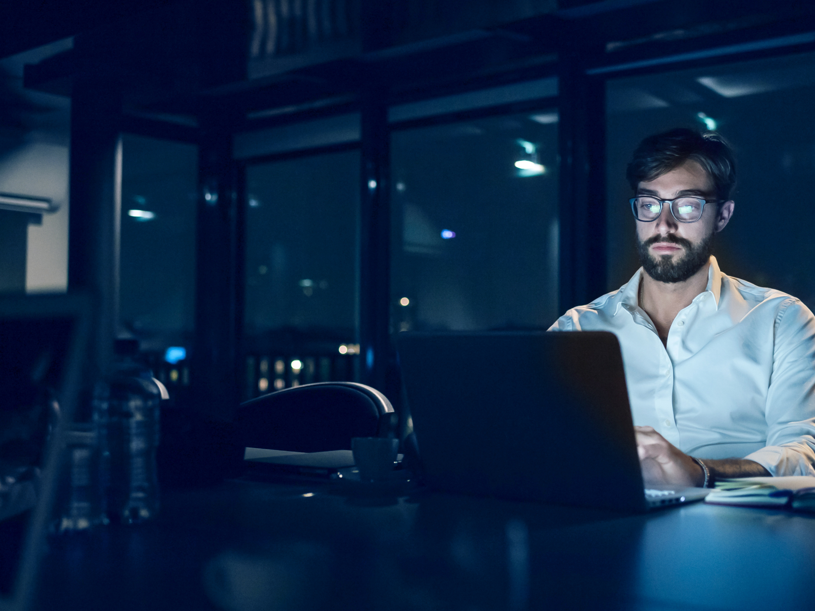 Wissen und Inspiration Webinare Mann sitzt mit einem weißen Hemd vor einem Laptop